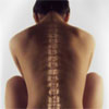 Чем грозит искривление осанки? Врачи выявили первые признаки болезней спины
