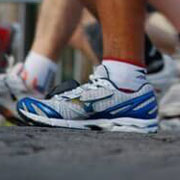 Почему ученые считают бег в кроссовках вредным?